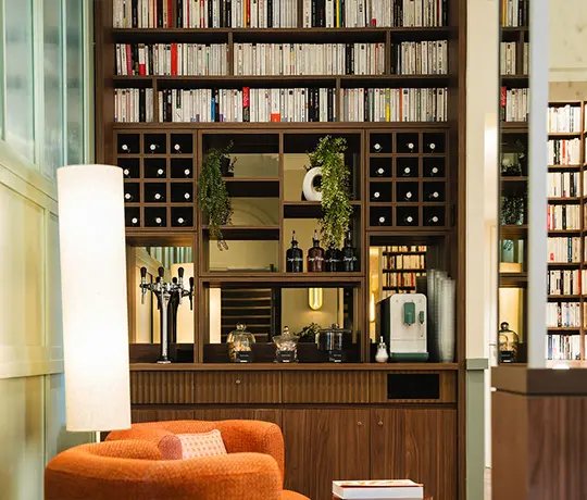Espace Lobby d'accueil de l'Hôtel Lepoussin à Cannes pour travailler en toute sérénité.