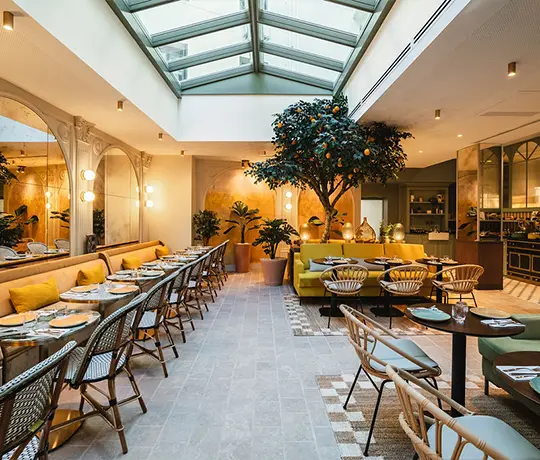 Buffet du petit-déjeuner servi à l'Hôtel Lepoussin à Cannes, avec produits frais et gourmands.