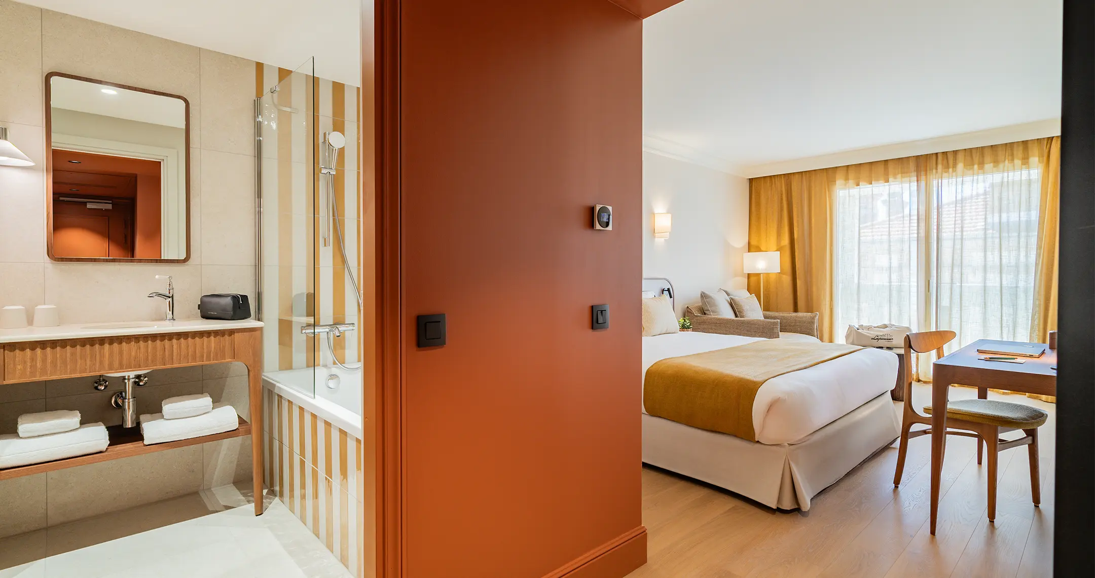 Chambre élégante de l'Hôtel Lepoussin à Cannes.