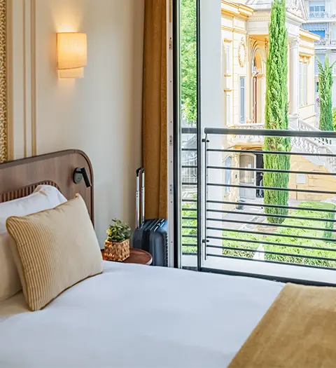 Chambre lumineuse et confortable de l'Hôtel Lepoussin à Cannes.