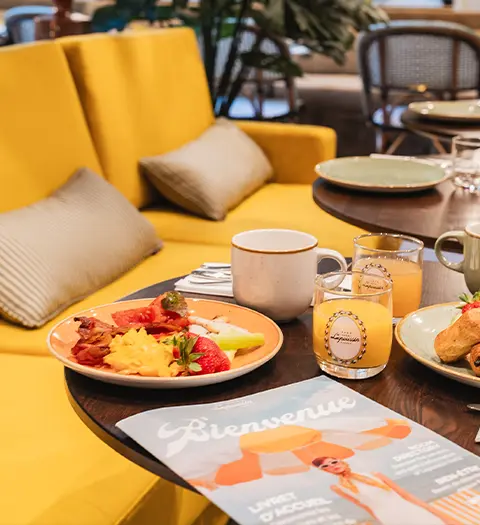 Petit-déjeuner gourmand servi à l'Hôtel Lepoussin à Cannes.