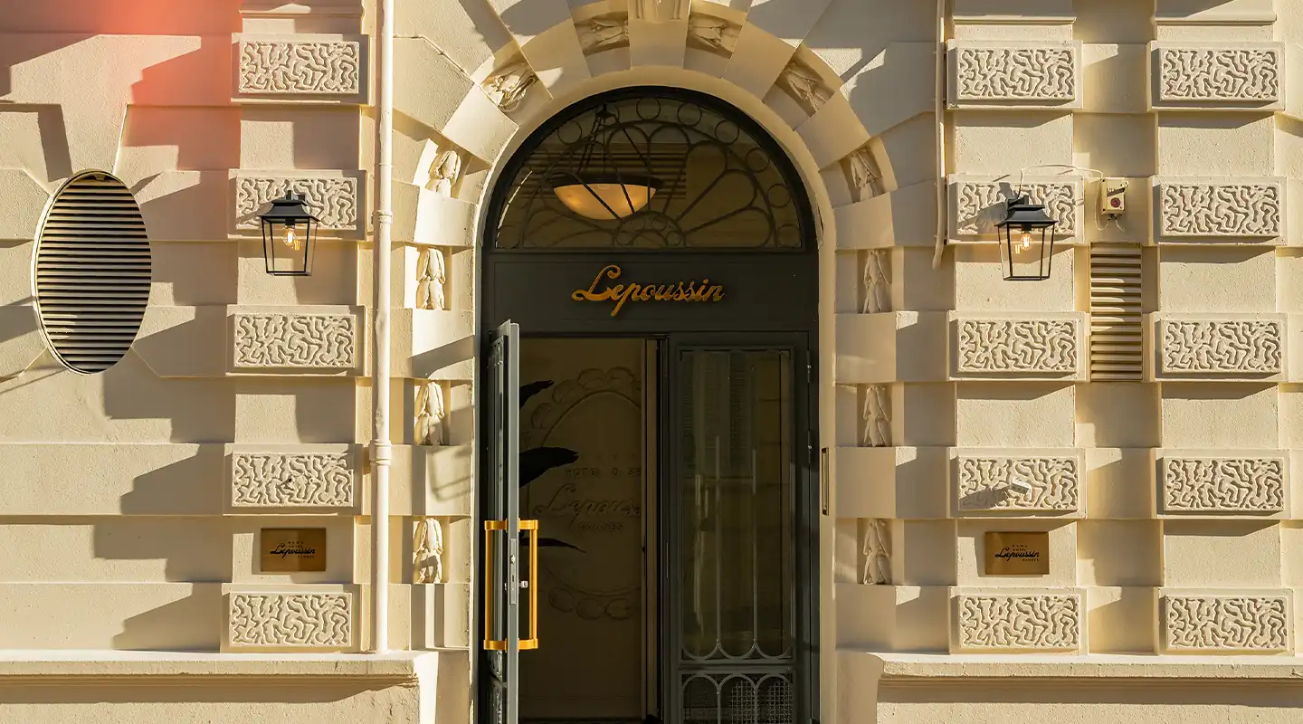 Façade de l'Hôtel Lepoussin à Cannes.