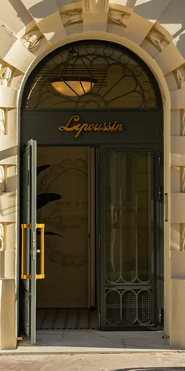 Façade de l'Hôtel Lepoussin à Cannes.