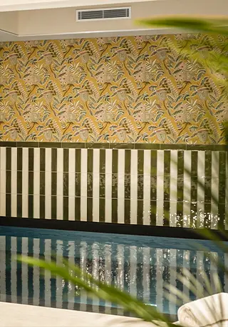 Bassin de détente de l'Hôtel Lepoussin à Cannes, ambiance calme et élégante.