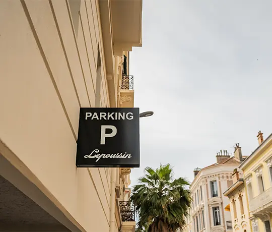 Parking privé proposé par l'Hôtel Lepoussin à Cannes.