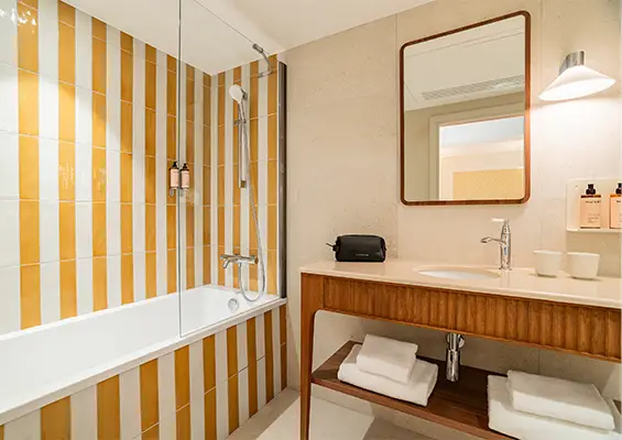 Chambre classique salle de bain de Lepoussin Hôtel à Cannes.