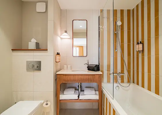 Chambre confort salle de bain Lepoussin Hôtel à Cannes.