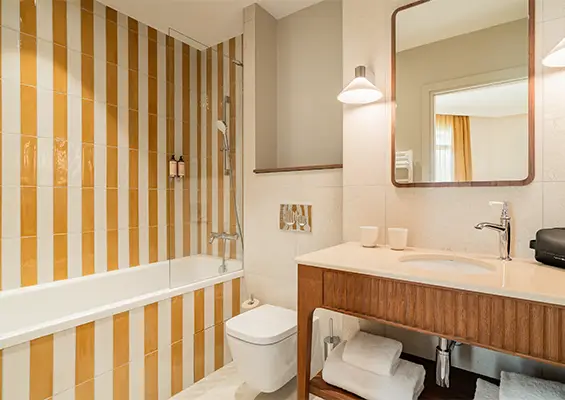 Chambre supérieure salle de bain Hôtel Lepoussin Cannes