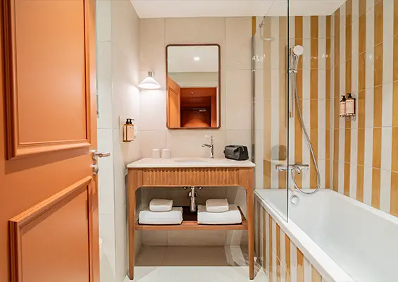 Chambre Supérieure 2 adultes et 1 enfant salle de bain de l'Hôtel Lepoussin à Cannes.