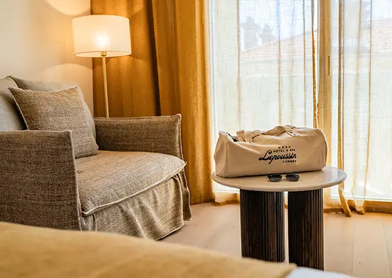 Chambre Supérieure 2 adultes et 1 enfant Hôtel Lepoussin à Cannes.
