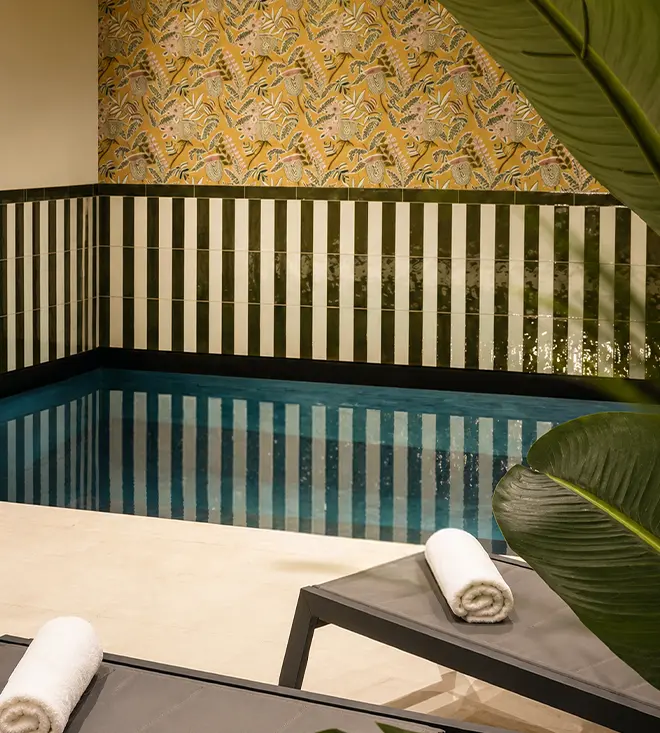 Bassin de bien-être de l'Hôtel Lepoussin à Cannes.