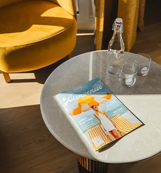 Photo d’une chambre élégante de l'Hôtel Lepoussin à Cannes.
