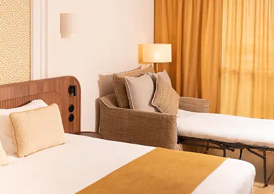 Chambre Supérieure 2 adultes et 1 enfant de l'Hôtel Lepoussin Cannes.