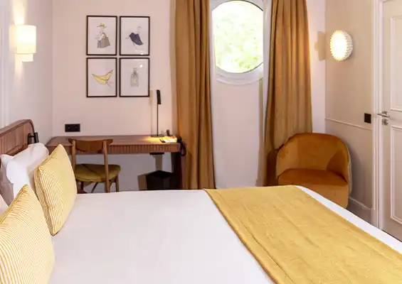 Chambre classique salle de bain de Lepoussin Hôtel à Cannes.