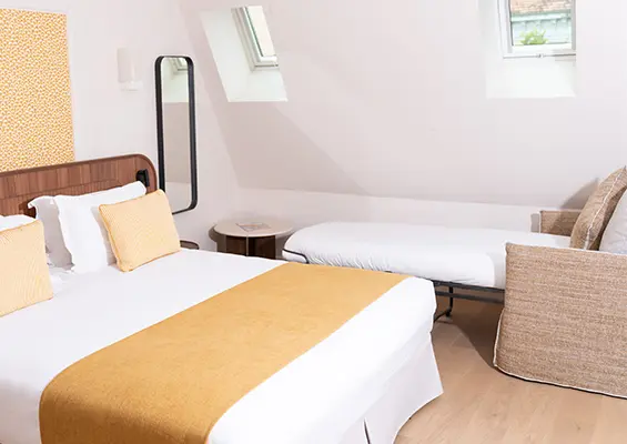 Chambre Supérieure 2 adultes et 1 enfant Hôtel Lepoussin à Cannes.