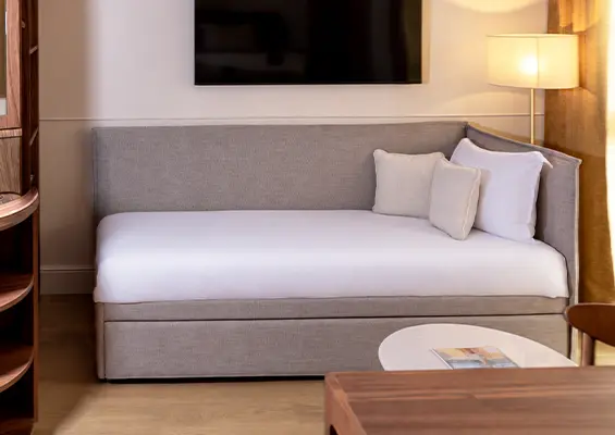 Chambre Supérieure 2 adultes et 1 enfant avec canapé lit Hôtel Lepoussin à Cannes.