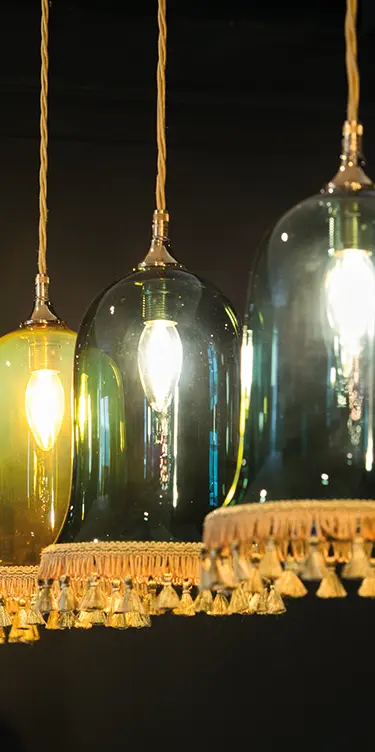 Détail d’ampoules décoratives suspendues dans un intérieur moderne