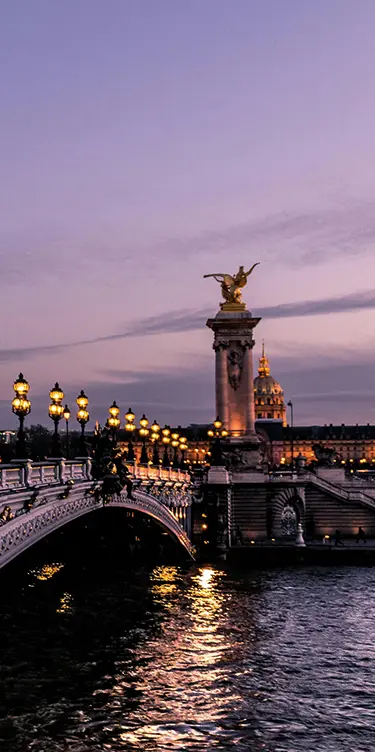 Paris de nuit vue sur un pont