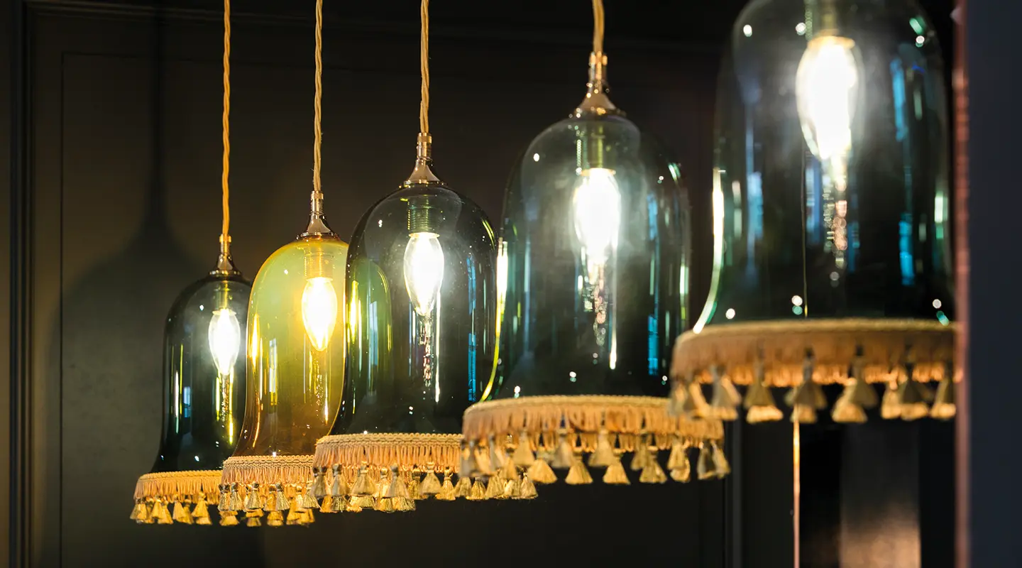 Détail d’ampoules décoratives suspendues dans un intérieur moderne