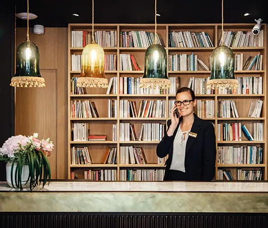 Réception et conciergerie de l'hôtel Square Louvois à Paris