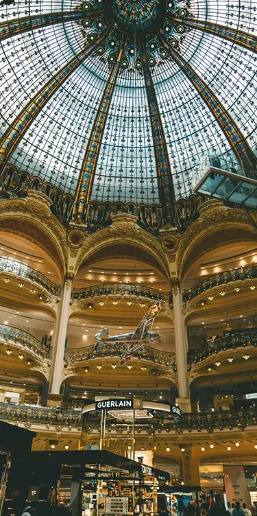 Coupole emblématique vue depuis l’intérieur du Printemps Haussmann