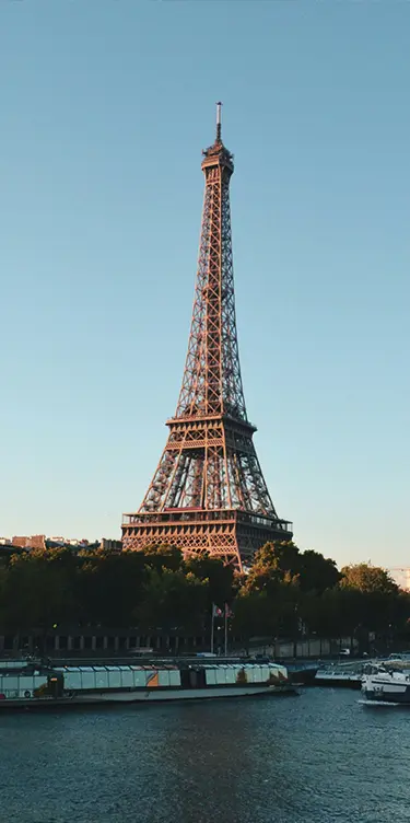 Paysage emblématique de Paris avec la Seine et la Tour Eiffel