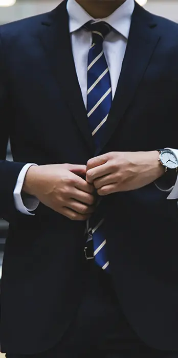 Homme d’affaires élégant marchant à Paris