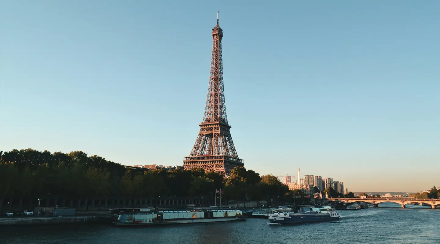 Tour Eiffel bordant la Seine sous un ciel parisien