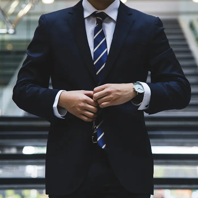 Homme d’affaires élégant marchant à Paris