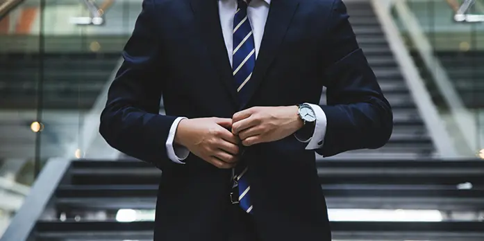 Homme d’affaires élégant marchant à Paris