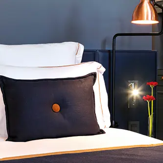 Focus sur l'oreiller d'une chambre hôtel square louvois paris