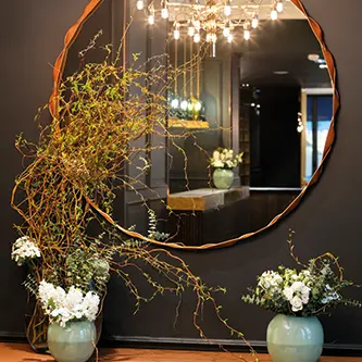 Miroir dans le lobby de l'hôtel square louvois paris