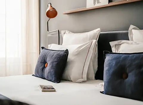 Tête de lit d'une chambre spacieuse de l'hôtel Square Louvois à Paris