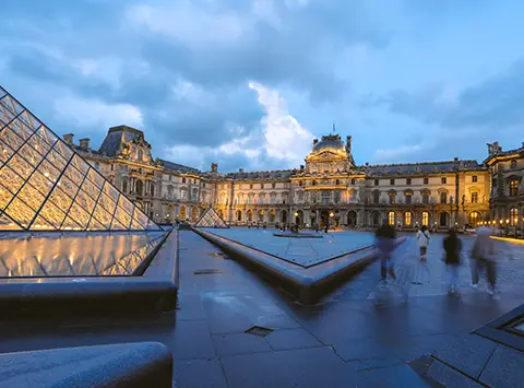 Musée du Louvre à Paris, entre architecture classique et modernité