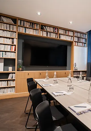 Salle de séminaire en classe à l'hôtel Square Louvois Paris