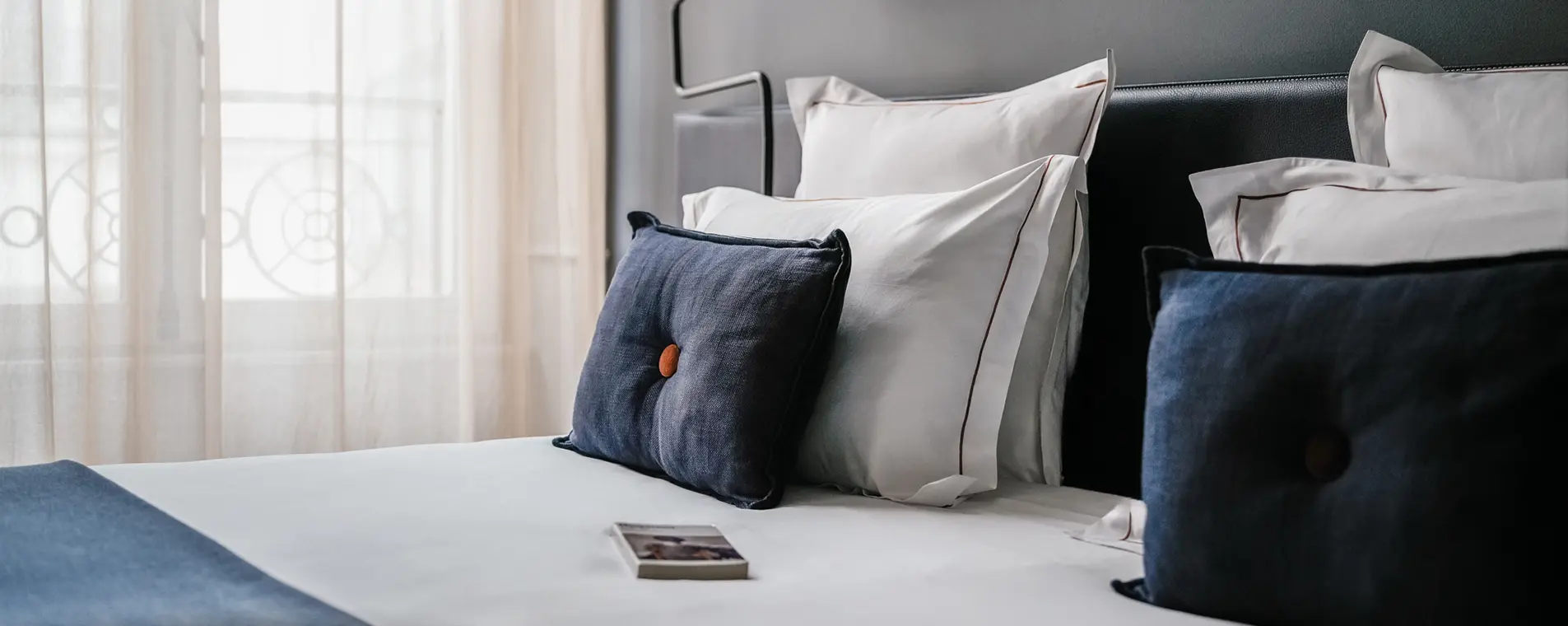 lit dans une chambre de l'hôtel square louvois à paris