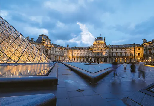 femme devant le musée du Louvre à Paris