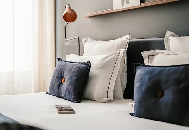 Tête de lit élégante dans une chambre spacieuse de l’hôtel Square Louvois