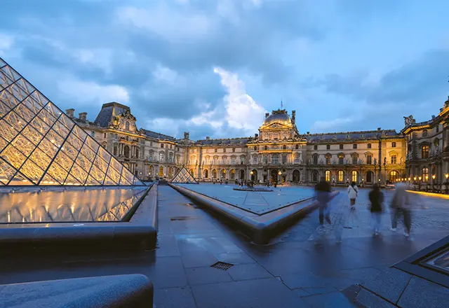 Vue de Paris avec le musée du Louvre en arrière-plan
