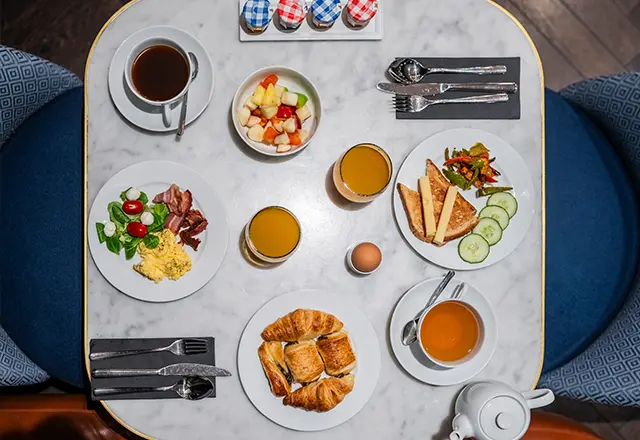 Petit déjeuner parisien à l’hôtel Square Louvois avec viennoiseries