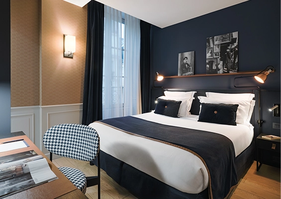 Chambre simple Hôtel Square Louvois Paris vue lit