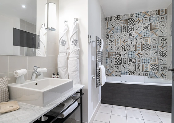 Chambre Deluxe hôtel Square Louvois Paris salle de bain