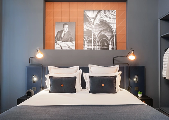 Chambre Deluxe hôtel Square Louvois Paris vue du lit