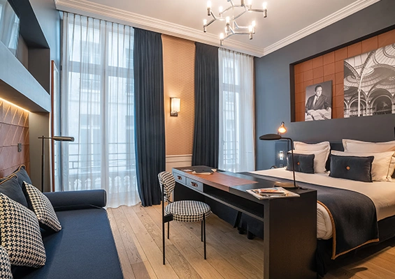 Chambre familiale hôtel Square Louvois Paris lit et canapé