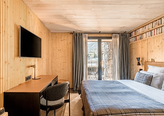 St-Alban Classic Room in La Clusaz bed and desk