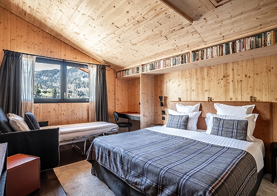 Superior Room 2+1 St-Alban double bed and sofa