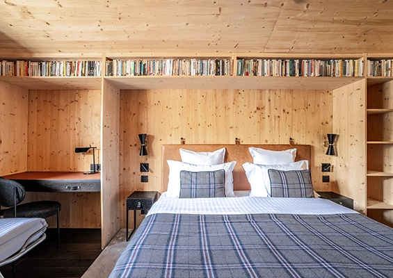 Superior Room 2+1 St-Alban headboard