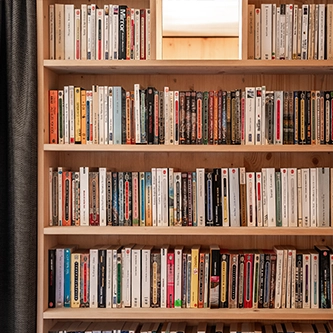 Bibliothèque dans chambre