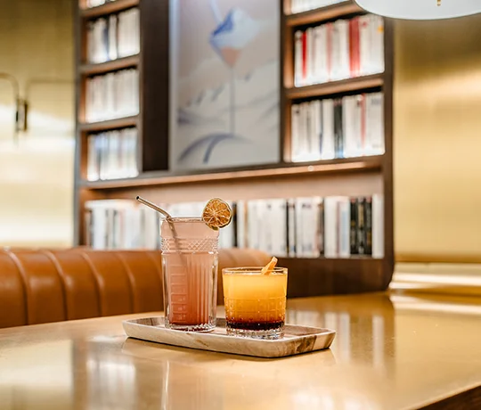 Cocktails sur une table au bar du St-Alban à la Clusaz