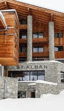 Personne qui ski hôtel St-Alban à La Clusaz
